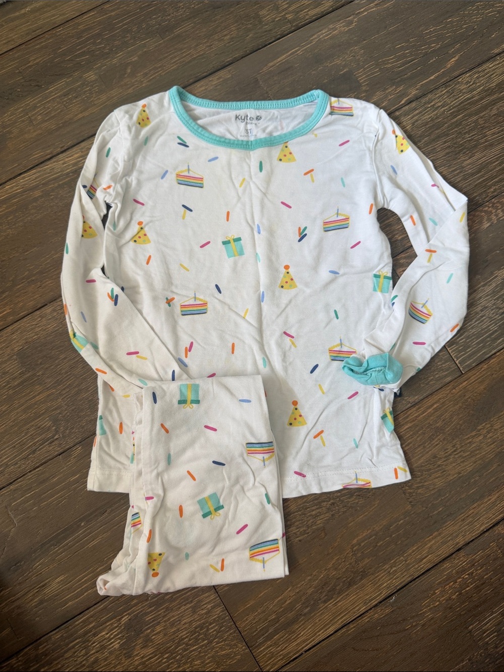 Kyte Baby White Party Print Pajama Set with Mint Trim